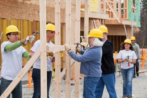 Bénévole sur un site de construction