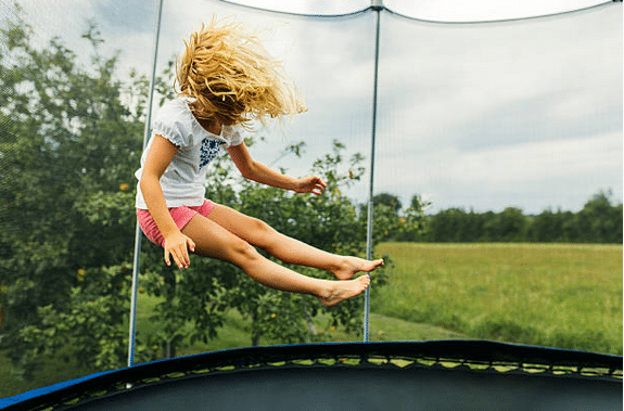 S’occuper pendant les vacances : et si on installait un trampoline ?