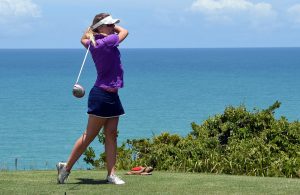 golfeuse jouant au golf près de la mer