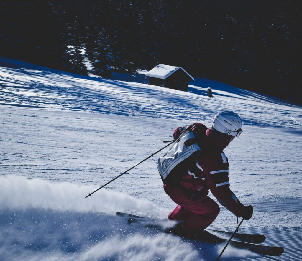 Skieur en train de descendre une piste en journée