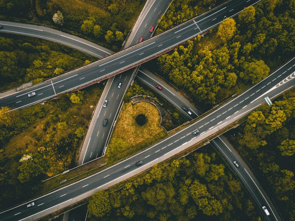 Un échangeur routier vu du ciel