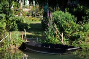 Barque en bois sur le marais poitevin en Vendée