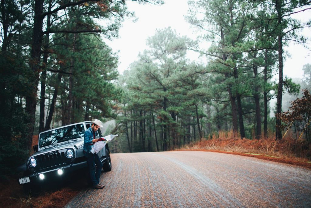 Un 4x4 arrêté sur le bord de la route