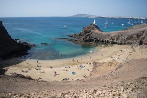 Vue de haut plage avec touristes à Lanzarote