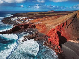 Vue du bord de l'île de Lanzarote, de sa plage et de ses paysages volcaniques