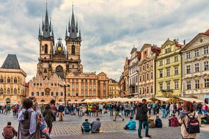 Foule de touristes sur une grande place de Prague en train de faire du shopping