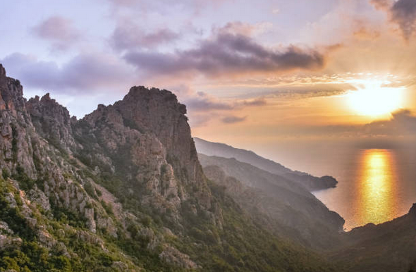 Vue aérienne des calanques de Piana, en Corse, au coucher de soleil