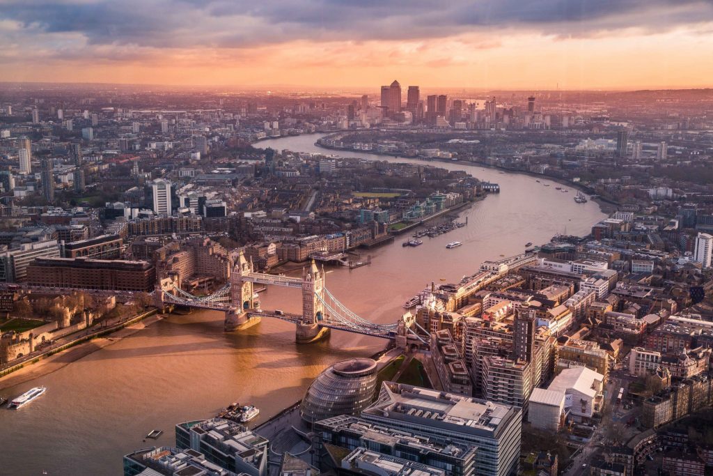 Vue aérienne de Londres en fin de soirée