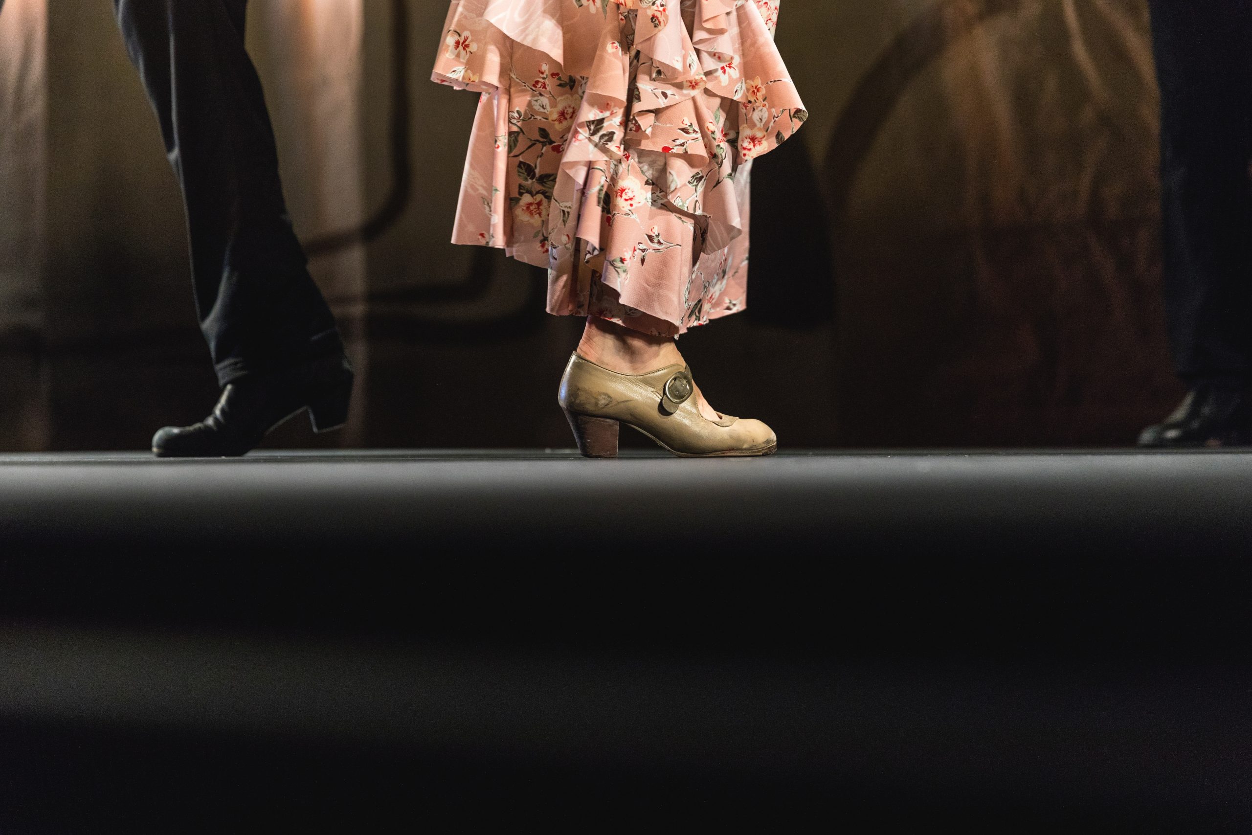 Gros plan sur les pieds d'un couple de danseurs de flamenco