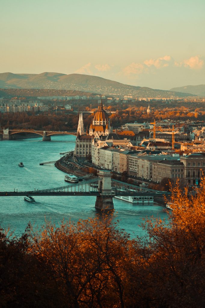 Vue aérienne Budapest avec fleuve eau bleue