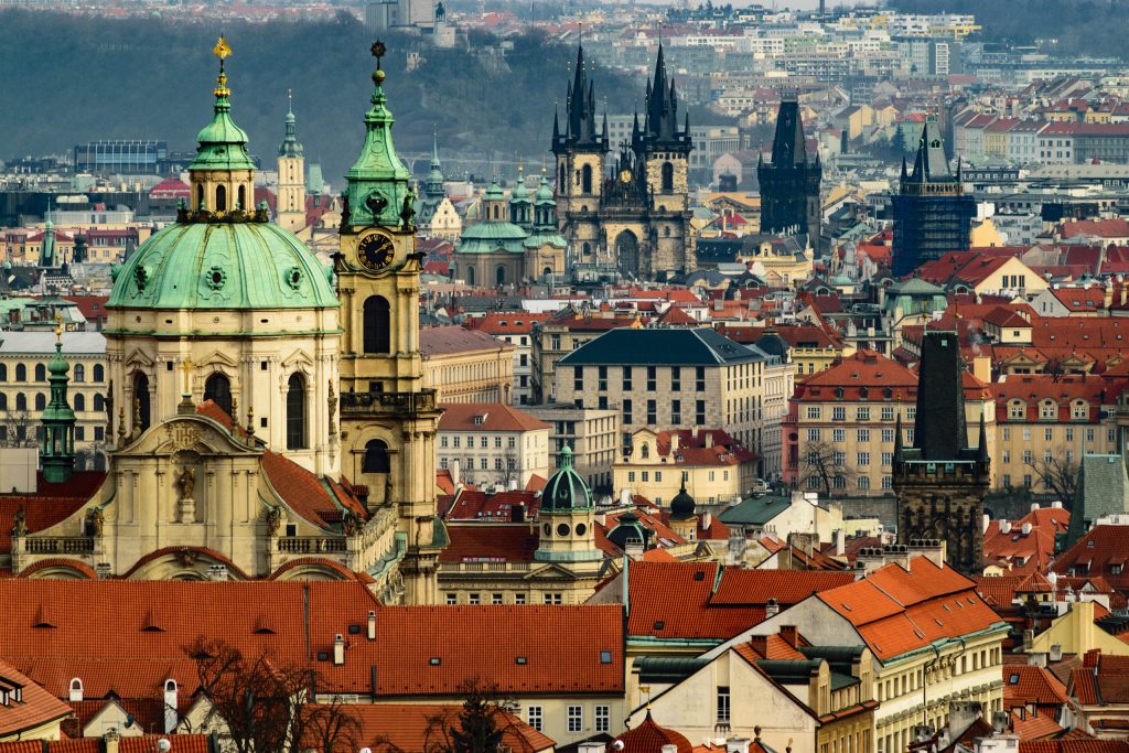 Vue sur les toits des bâtiments de Prague