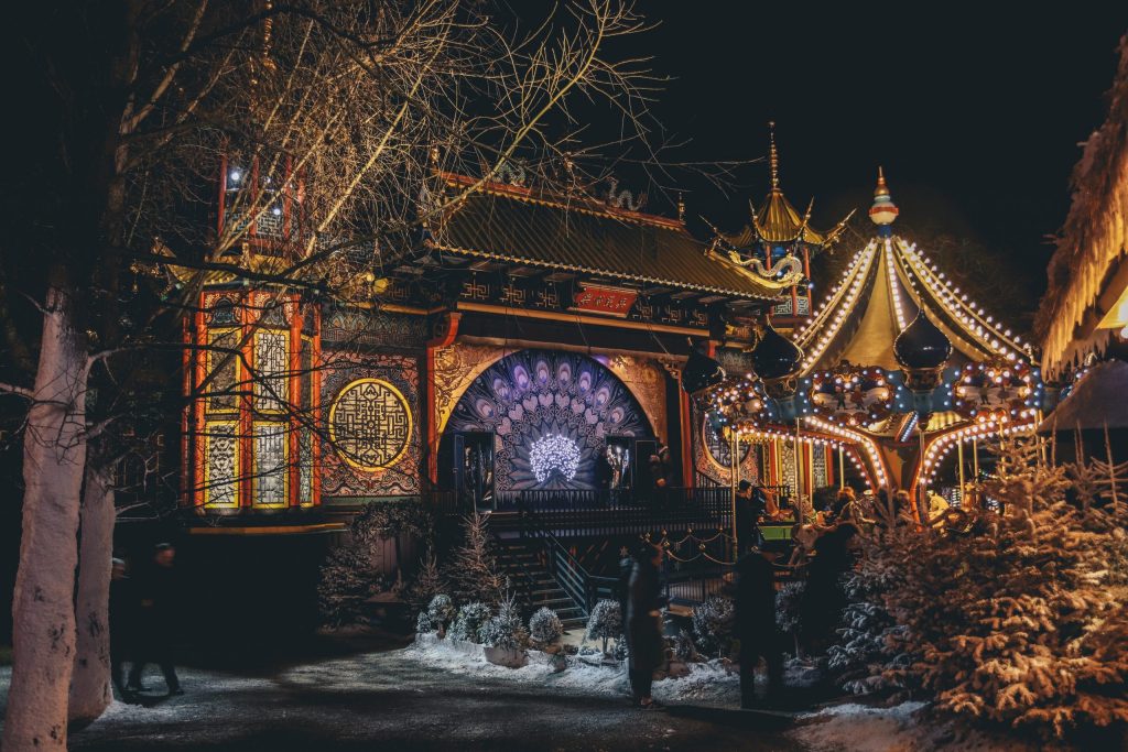 Le carrousel des jardins du Tivoli, Copenhague, de nuit