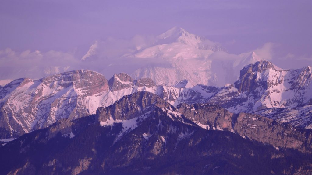 Panorama du Mont-Blanc à l'aube