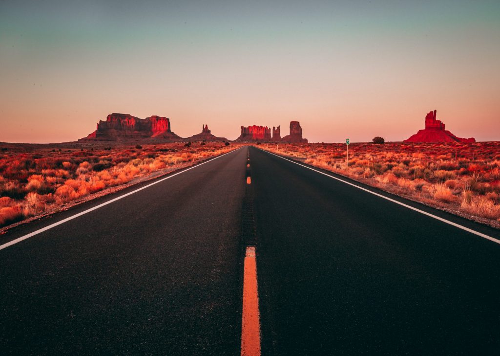 Route 66 des Etats-Unis au coucher de soleil