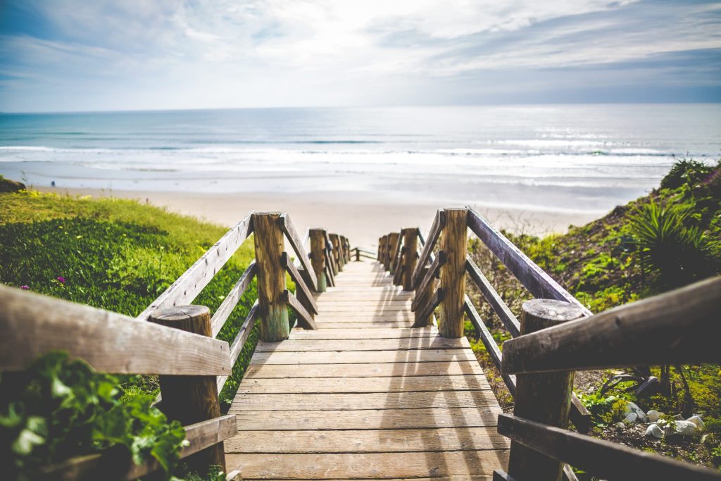 Ponton en bois qui mène jusqu'à la plage