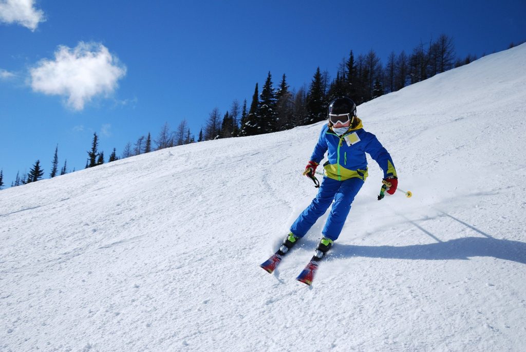 Personne skiant sur une piste