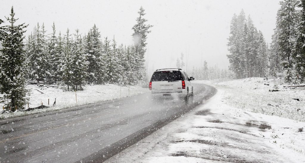 Voiture sur une route enneigée