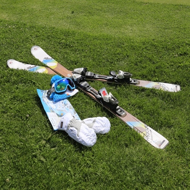 équipement de ski sur l'herbe