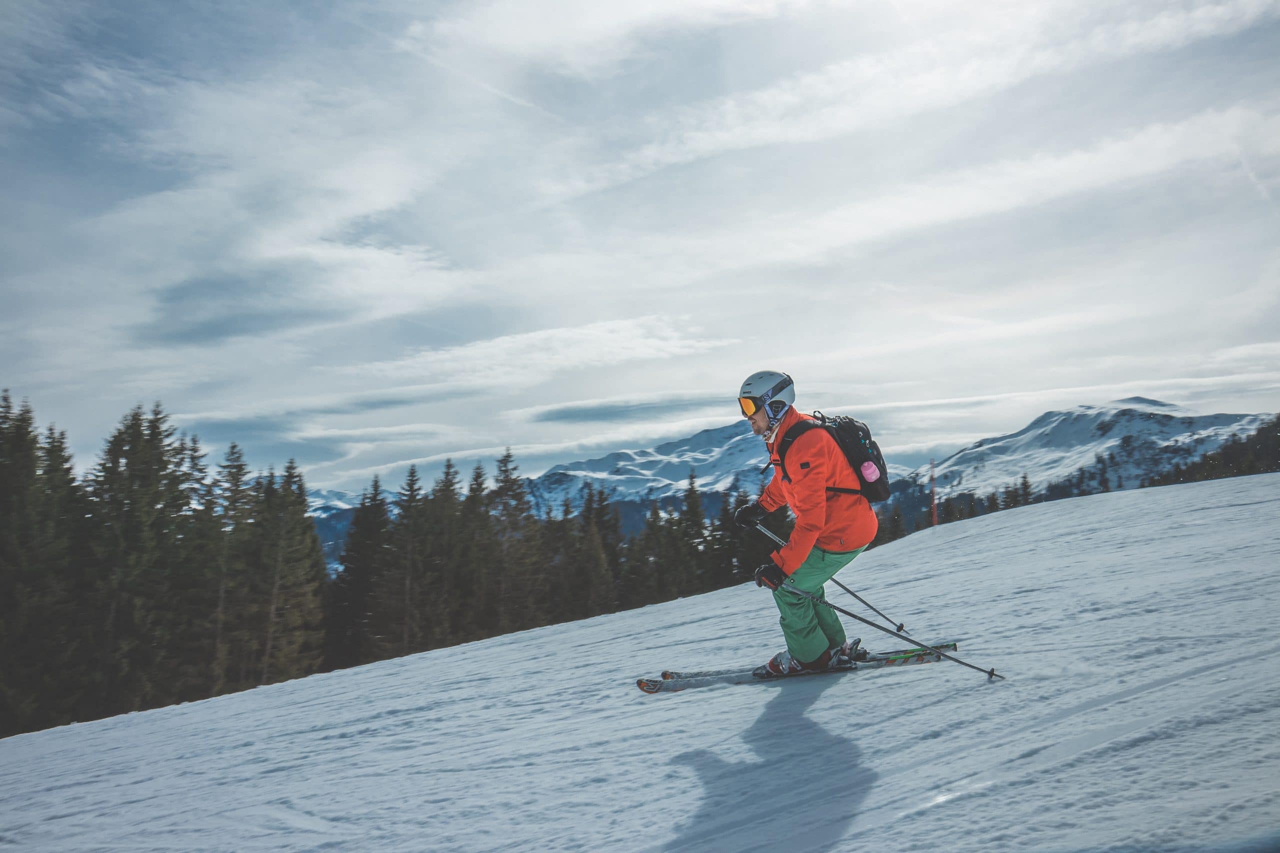 Un homme portant un casque qui fait du ski de piste