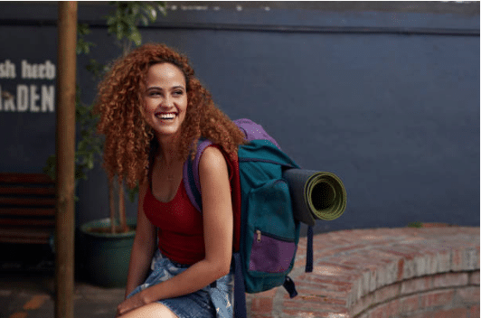 jeune fille avec sac à dos