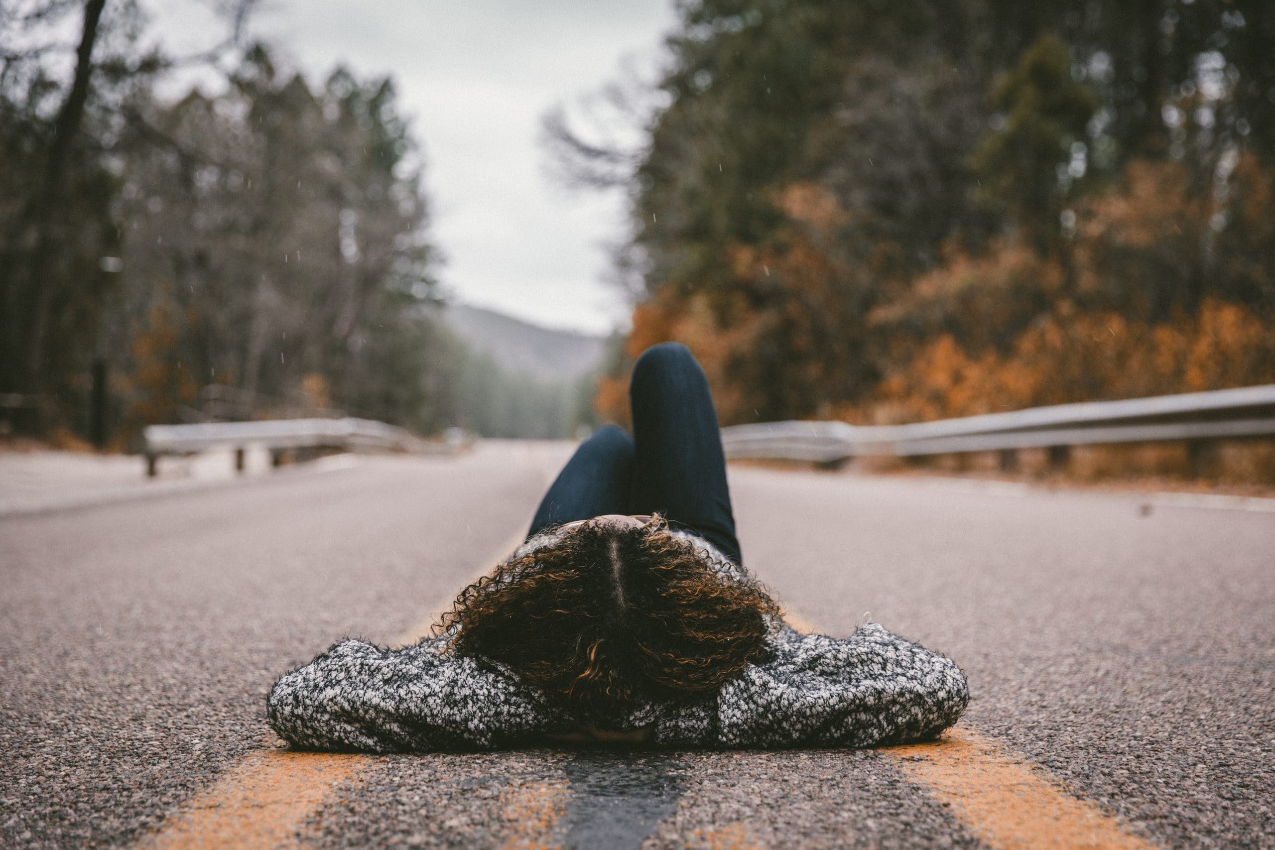 Une personne allongée au milieu de la route