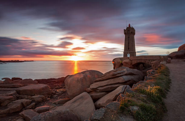 Phare de la côte de granit rose, Bretagne, au coucher de soleil