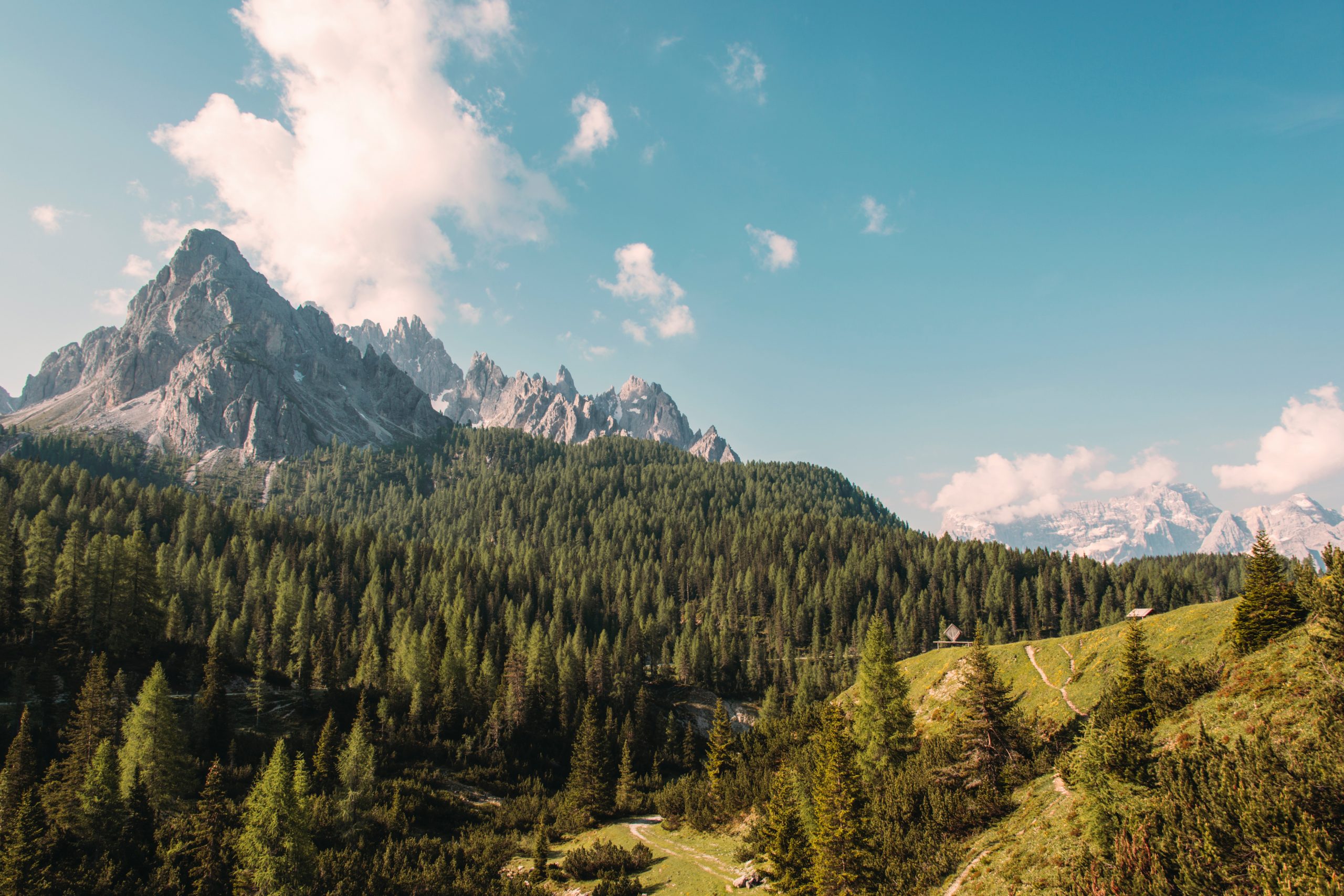 Chaîne montagneuse en été