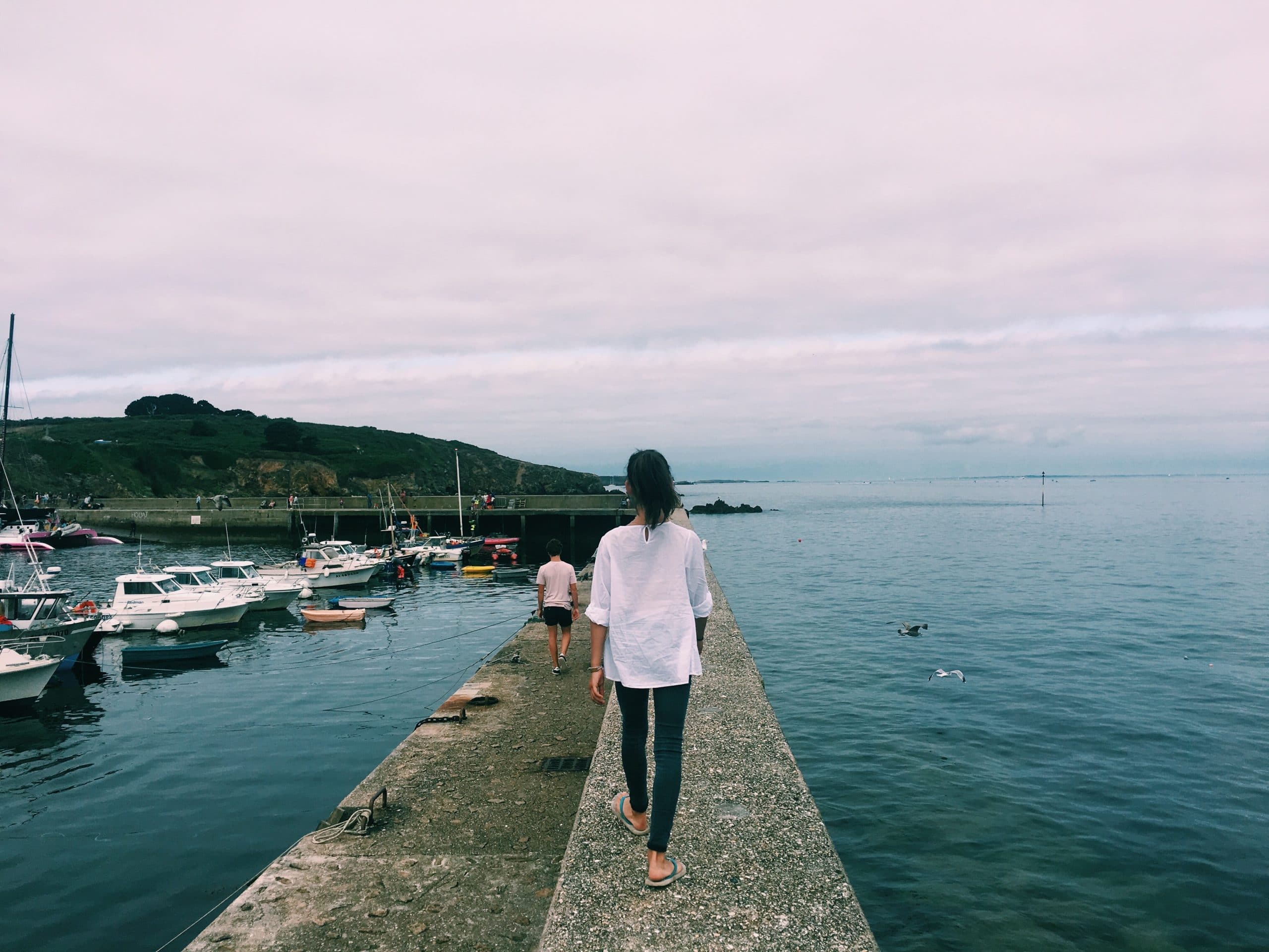 Femme sur un quai de port